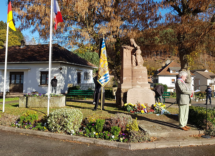 Fahnenabordnung des KSV Lützelburg bei Gedenkfeier in Frankreich