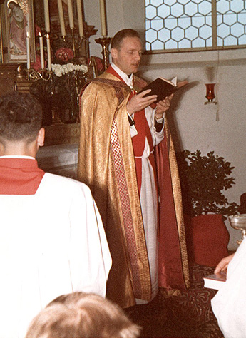 Fahnenweihe 1968 mit Pfarrer Lampart
